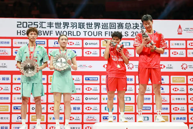 混双决赛后，冠军冯彦哲（右一）/黄东萍（右二）、亚军蒋振邦（左一）/魏雅欣在颁奖仪式上。新华社记者 江汉摄