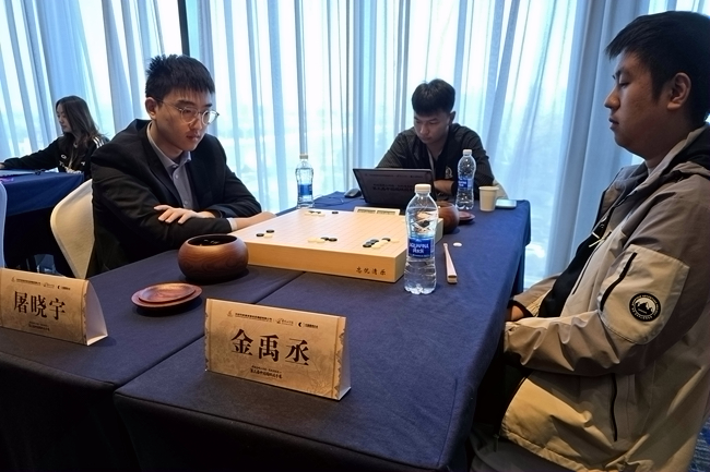屠晓宇(左)与金禹(yǔ)丞(chéng)在(zài)比(bǐ)赛(sài)中(zhōng)。人(rén)民(mín)网(wǎng)记(jì)者(zhě) 胡(hú)雪(xuě)蓉(róng)摄(shè)