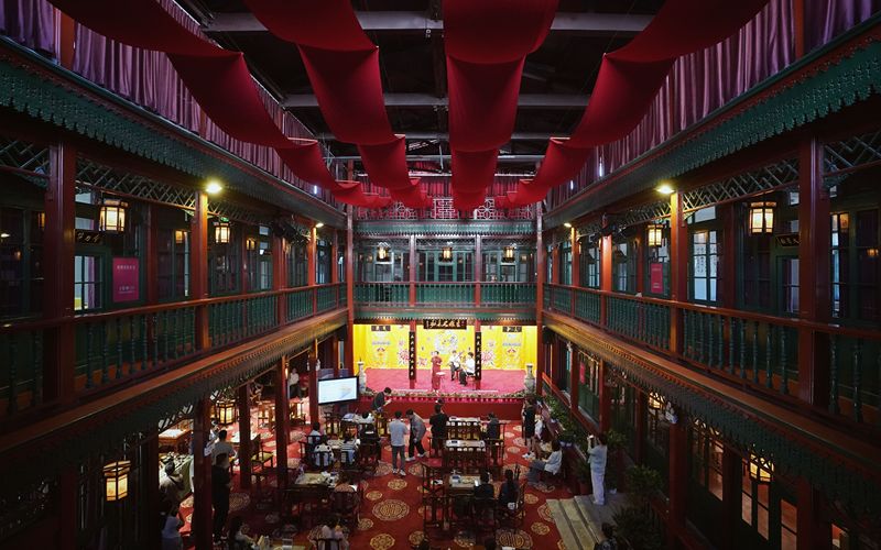 7月15日，西单饭店旧址，改造后的一层老戏台上正在进行京韵大鼓表演。新京报记者 薛珺 摄