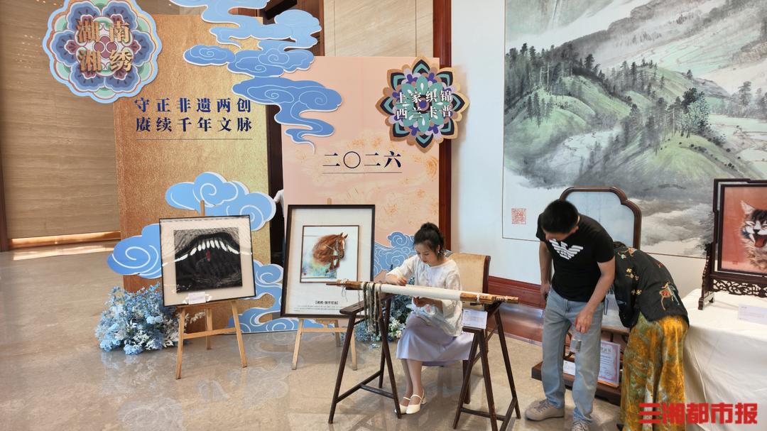 现场展示湘绣技艺。谢佳燊摄