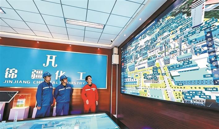锦疆化工的管理人员通过中央控制室大屏幕了解厂区安全生产动态（摄于6月9日）。 兵团日报常驻记者 阿曼古丽 摄