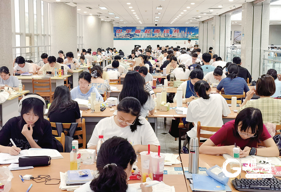图书馆成为周边市民避暑纳凉、静心“充电”的首选去处。王雷 摄