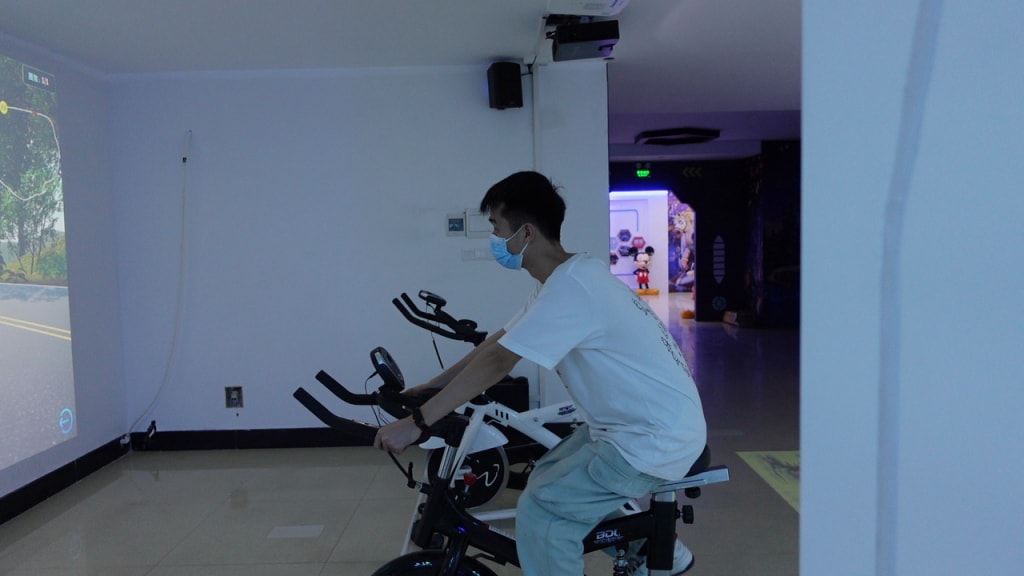 智能模拟单车体育馆是一种集健身、娱乐、社交于一体的新型体育馆。它采用先进的智能技术，
