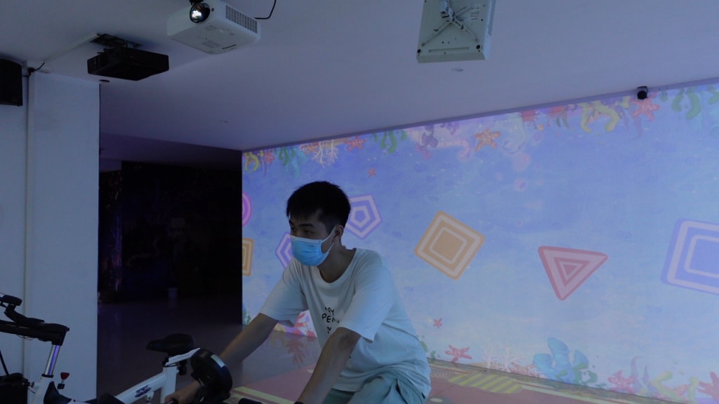 1. 智能单车：智能单车是一种可以连接互联网的健身设备，可以通过手机或平板电脑控制，