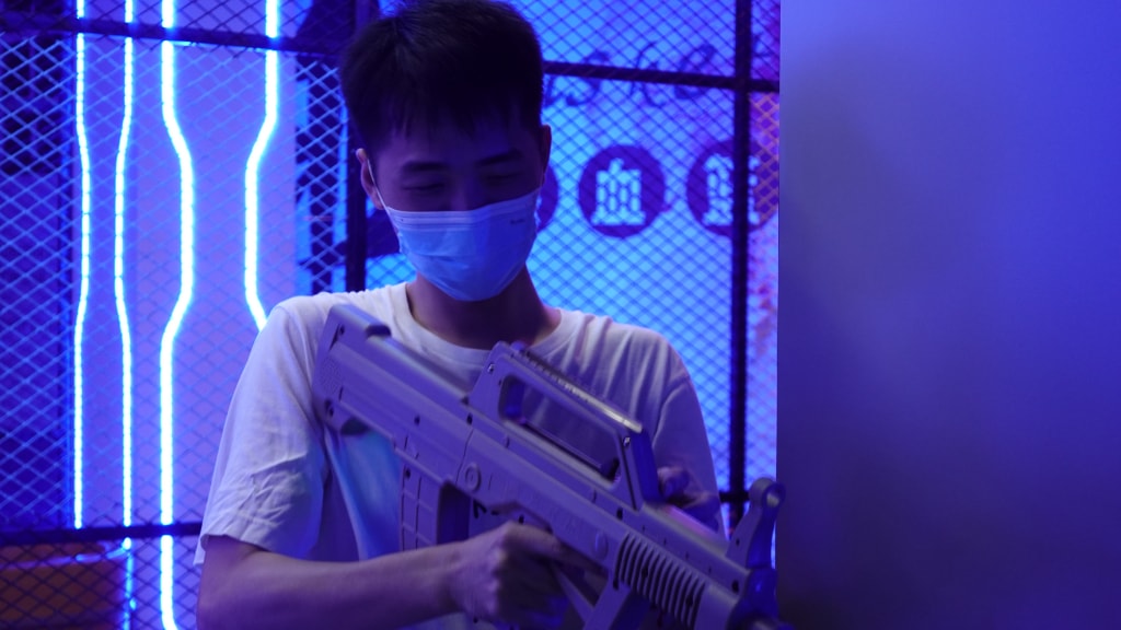智能模拟射击运动馆是一种集娱乐、体育、科技于一体的新型运动场馆，它通过高科技的模拟技术，