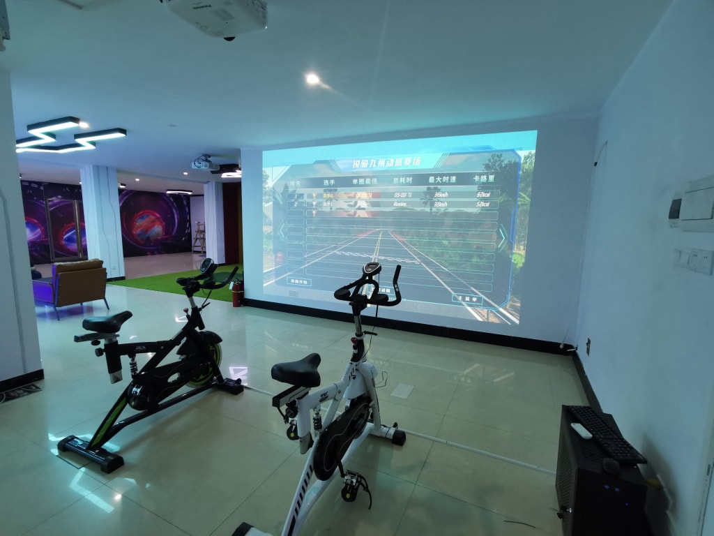 智能模拟单车运动馆是一种集健身、娱乐、社交于一体的新型运动场所，它采用先进的虚拟现实技术，