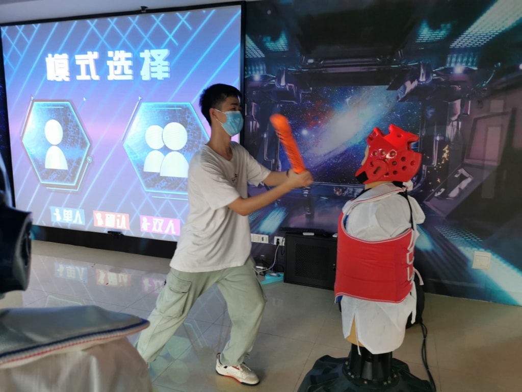 1. 空间规划：智能模拟拳击体验馆的空间应该足够宽敞，以便让顾客有足够的空间进行拳击训练。
